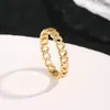 Venta al por mayor de fábrica Joyería de acero inoxidable Transfronteriza Moda Anillo que no se decolora Anillo de corazón de melocotón hueco Anillo de acero de titanio