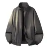 Chaqueta funcional de estilo americano para hombre, cuello alto, inspirada en la ropa de trabajo, otoño, corte holgado, silueta fruncida, prenda exterior moderna y versátil