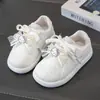 Zapatos de Tabla para Niñas 2026 Primavera/Otoño Nuevos Dibujos Animados Zapatos Blancos Velcro Suela Suave Antideslizantes Zapatos para Niños Zapatos Deportivos Casuales