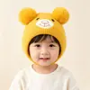 Gorro de protección para orejas de oso de peluche para otoño e invierno, gorro tejido de dibujos animados bordado con doble pompón, gorro de punto a prueba de viento para niños y niñas, en stock