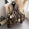 Elegante y versátil accesorio de cheongsam de alta gama para otoño e invierno: chal exterior cálido y grueso para mujer con diseño abotonado, adecuado para sesiones de fotos