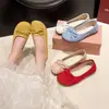 Sapatos de salto baixo com laço combinados com mocassins estilo fada, mocassins de sola macia para primavera e outono, saia de sola plana 2026, novo tecido estilo francês