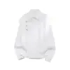 Desenhe uma camisa masculina de estilo chinês moderno, com design falso de duas peças e gola mandarim, apresentando botões diagonais, visual de peça externa casual, mangas compridas e disponível em tamanhos grandes para primavera e outono.