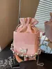 Bolso Pequeño Moderno y de Moda 2026 Nuevo Diseño Versátil Bolso Cruzado con Cadena de Perlas Bolso Cubo de Hombro Único para Viajes