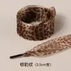 Cordones de cinta anchos y planos en un patrón de tartán escocés, perfectos para un estilo preppy de color café, con acentos de cinta de tul de color sólido en tono café.