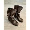 Nova coleção 2026: Botas femininas de cano médio com tiras e saltos grossos, perfeitas para outono e inverno, apresentando um design emagrecedor com detalhes plissados e um visual de salto alto estilo equestre.