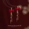 Brincos de Pérola com Laço Vermelho para Outono e Inverno Brincos de Luxo Femininos 2025 Novo Estilo Chinês Brincos Vermelhos
