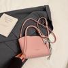 Bolso de Cubo Simple con Doble Hebilla Nuevo de Primavera 2025 para Mujer, Bolso Cruzado Niche Texturizado de Color Sólido, Bolso de Mano Moderno y Elegante