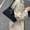 La Popular Bolsa Retro Frosted para Axila de Mujer de Este Año Otoño Temprano 2025 Versátil Simple para el Trabajo Viajero Bolso de Hombro
