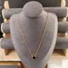 Corrente para clavícula de quatro folhas dupla face positiva e negativa estilo pequeno e perfumado luxo leve ins aço titânio 18K diamante corrente de pescoço atacado transfronteiriço
