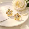 Pendientes de flor de tachuela con incrustaciones de circonita, estilo europeo americano Ins, flores florecientes retro, diseño tridimensional simple, joyería al por mayor