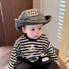 Conjunto de ropa de otoño para bebé, conjunto de dos piezas elegante y moderno de chaleco y camiseta para un niño de un año, perfecto para salir y hacer una declaración de moda.