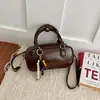 Nova bolsa Boston com pingente de contas retrô 2026, uma bolsa de mão de nicho, bolsa almofada, bolsa transversal colorida fashion para mulheres