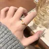 Anel de Zircônia Banhado a Ouro 18K em Formato de Onda Ultra Fina para Mulheres, Anel Simples Estilo Ins para Dedo Indicador, Design de Nicho de Luxo Leve