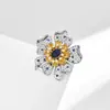 Broche pequeño de flor hueca de diamante de color exquisito de alta calidad, nuevo, retro, simple, versátil, pasador de seguridad anti-luz para camisa