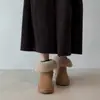 Botas de neve retrô de sola grossa para mulheres, novo modelo de inverno 2026, de uso duplo, forradas com fleece, espessadas, sapatos de algodão versáteis, botas peludas de cano médio