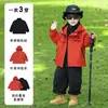 Chaqueta Roja para Niños 2026 Nuevo Modelo Ropa de Exterior a Prueba de Viento Tres en Uno para Niños Abrigo de Otoño e Invierno para Niños