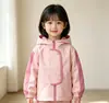Jaqueta corta-vento com capuz infantil para primavera e outono, unissex, com design color-blocking, à prova de vento, jaqueta com zíper para bebês e crianças pequenas, disponível em várias cores