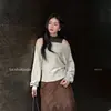 Blusa de Tricô Elegante LS com Ombro a Ombro e Blocos de Cor para Mulheres, Guangzhou Treze Fileiras, Nova Coleção Outono 2026, 60181
