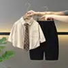 Jaqueta de Couro para Meninos Casaco Primavera e Outono 2026 Nova Camisa Versátil Calça Cargo Estilosa Infantil Conjunto de Três Peças Dopamina