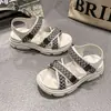 Sandálias Femininas Casuais Esportivas de Praia da Moda 2025 Verão Novo Estilo Plataforma Sola Grossa Versáteis Sapatos Femininos Sandálias de Solado Macio