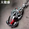 Collar Vintage de Moneda de Cobre Negro Teñido con Pixiu Grande y Granate Colgante Único Audaz Desgastado Moderno para Hombres y Mujeres