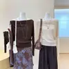 Toma real: Elegante top de punto con cuello de lazo y hombros descubiertos estilo francés para mujer, top casual y relajado de manga larga para otoño