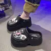 Pantuflas cómodas de suela gruesa para mujer, nuevo modelo de verano 2024, modernas y lindas, zuecos de playa que aumentan la altura