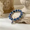 Pulseira olho de diabo de olhos azuis vintage mais vendida transfronteiriça europeia e americana, joia simples de liga com contas elásticas em formato de palma para mulheres