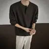Camiseta casual de manga larga holgada para hombre con un estilo relajado, top henley simple a rayas texturizadas de otoño