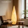 Sofá de sala de estar de mediados de siglo moderno con lámpara de pie de diseño creativo, estudio estilo Zen, dormitorio, sala de té y lámpara decorativa de mesa