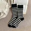Calcetines gruesos a rayas para mujer de otoño e invierno, a la moda y versátiles, con diseño de volantes, calcetines largos para abrigar en invierno, hechos de lana