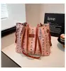 2025 Nuevo Bolso de Moda Trendy para Mujer, Bolso Bandolera Individual de Hombro para Viajero, Bolso de Mano Casual Versátil con Textura y Tote de Gran Capacidad