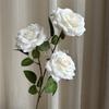 [Material de flor blanca] Arreglo floral de hortensia, rosa, flor de pasto escarchado con decoración de material de hoja de niebla de techo de pasto, flor de simulación para boda
