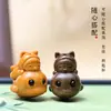 Pingente de sândalo e pau-rosa com padrão de ondas, apresentando um design infantil, pingente de animal, corrente para celular e acessórios de animal em sândalo.