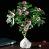 Um pedaço de planta em vaso Daphne odora com bordas douradas, com fragrância forte e botões, flores de interior, pilha velha, adequada para manutenção de outono e inverno