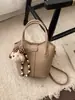 Bolsa Balde Casual Simples de Mão para Mulheres Moda Outono 2025 Tendência Bolsa de Ombro Transversal de Alta Qualidade com Textura