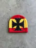 Gorro com Blocos de Cor Vermelho, Azul e Branco com Rebites Cruzados, Estilo Streetwear Gótico, Personalidade Retrô, Gorro de Tricô Pulôver Versátil