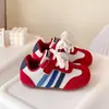 Zapatos para Niñas 2026 Primavera Nuevo Modelo Tenis Rojos Infantiles para Niñas, Zapatos de Entrenamiento Alemanes Antideslizantes con Suelas Suaves