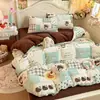 Juego de ropa de cama de cuatro piezas de terciopelo de leche engrosado de grado A con estampados de dibujos animados, que incluye una funda de edredón y una sábana bajera, adecuado para otoño e invierno, y diseñado para dormitorios estudiantiles
