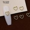 Nuevos accesorios de aleación para decoración de uñas con forma de corazón torcido tridimensional liso con diseño de amor hueco retro japonés