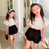 Conjunto infantil de verão para meninas, novo e doce, com blusa de manga bufante com bolinhas + shorts-saia de duas peças para crianças