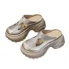 Mules cerrados de estilo vintage europeo para mujer, nuevo estilo verano 2026, sandalias perezosas sin cordones de suela gruesa para aumentar la altura