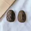 Xu artesão natural madeira de asa de frango orelha de pau peça de brinco furo reto Lótus luz cor de curry madeira Diamante Quadrado acessórios de brinco diy
