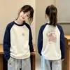 Camiseta de manga larga cálida de forro polar con retazos de cuello redondo para niños, talla mediana, otoño/invierno 2026, top básico versátil informal para niñas