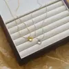 Cadena para Clavícula Ins de Alta Gama Accesible de Lujo Versátil Diseño Sencillo de Nicho Asimétrico Cóncavo Ovalado Collar de Acero de Titanio para Mujer