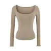 Camiseta sexy estilo americano de corte bajo con cuello en U grande para mujer con bolsillos de parche, costuras densas, corte ajustado, manga larga, top de base de manga larga de longitud corta