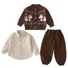 Conjunto de Roupa de Primavera para Meninos 2026 Novo Estiloso Conjunto de 4 Peças com Suéter e Cardigã para Primavera e Outono Tendência Roupa para Crianças de 1 Ano para Meninos