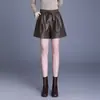 Shorts de couro PU preto, nova coleção outono 2026, design de perna larga para baixinhas, cintura alta, emagrecedor, caimento solto, versátil e calças de couro casuais