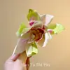 Feliz Holiday~Pasador de Flor Artificial para el Cabello para Mujer 2026 Estilo Bohemio Impresionante Clip Lateral de Gama Alta Accesorio para el Cabello al por Mayor